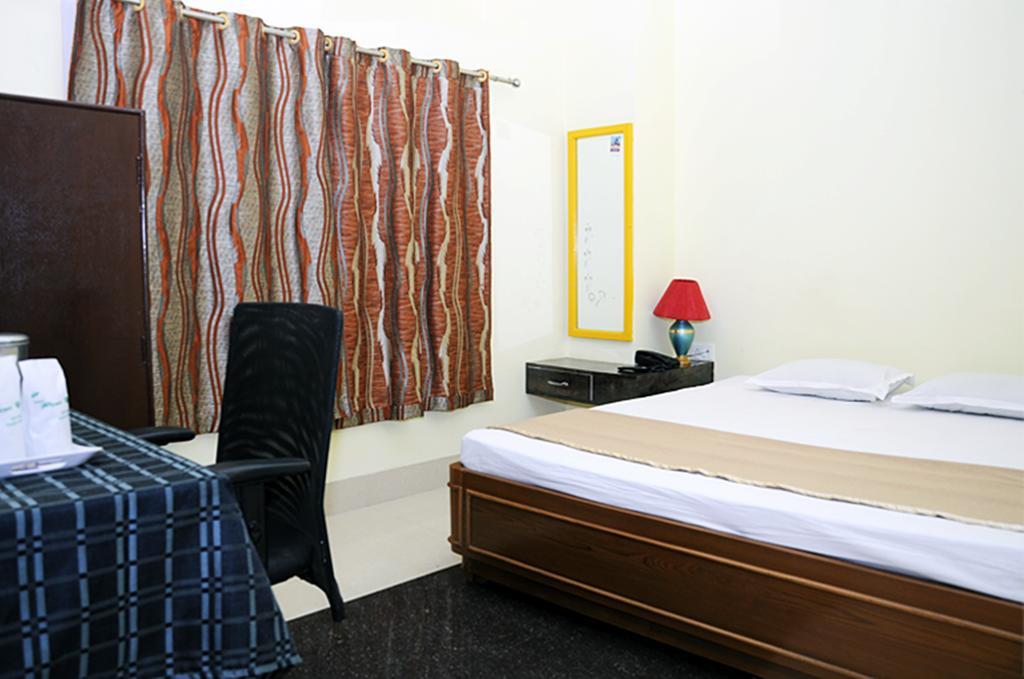 Hotel Pine Yard Tezpur ภายนอก รูปภาพ